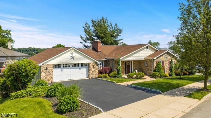 Attached, Exterior, Facade, Brick Facade, Ranch