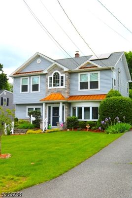 Exterior, Facade, Split Level