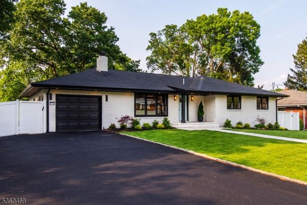 Attached, Exterior, Facade, Ranch