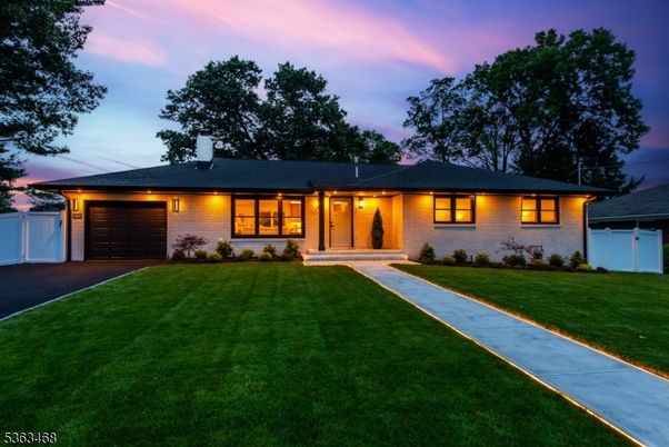 Attached, Exterior, Facade, Ranch