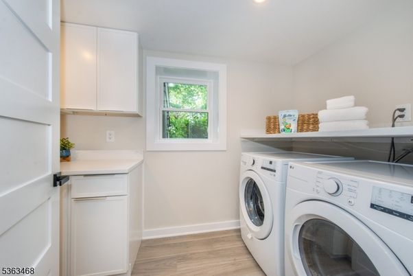 Interior, Recessed Lighting, Washer, Wood Texture Flooring