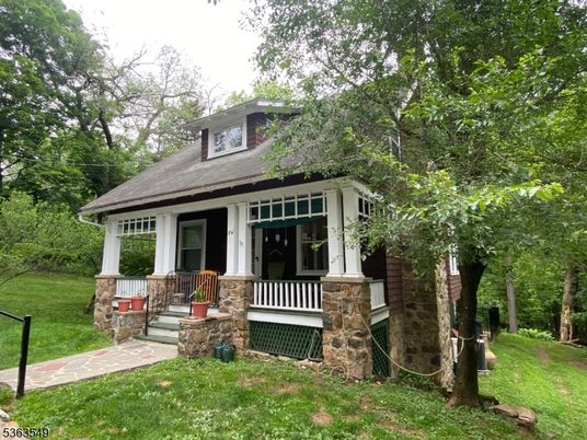 Exterior, Facade, American Foursquare