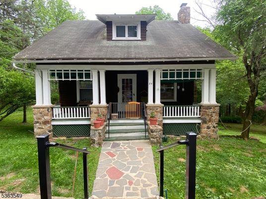 Exterior, Facade, American Foursquare