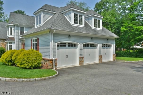 Attached, Exterior, Facade, Cape Cod