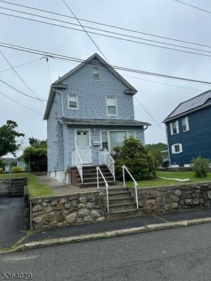 Exterior, Facade, Queen Anne Victorian