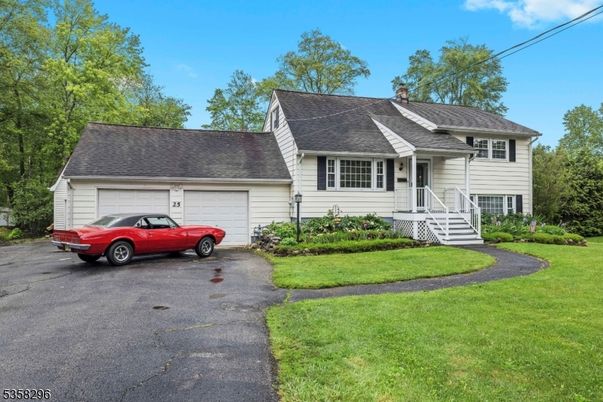 Attached, Exterior, Facade, Cape Cod