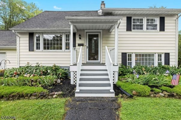 Exterior, Facade, Raised Ranch