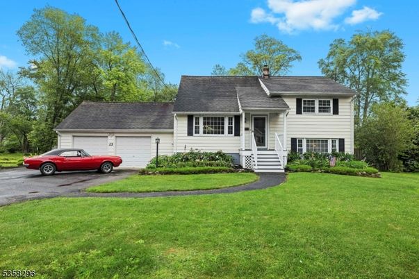 Attached, Exterior, Facade, Cape Cod