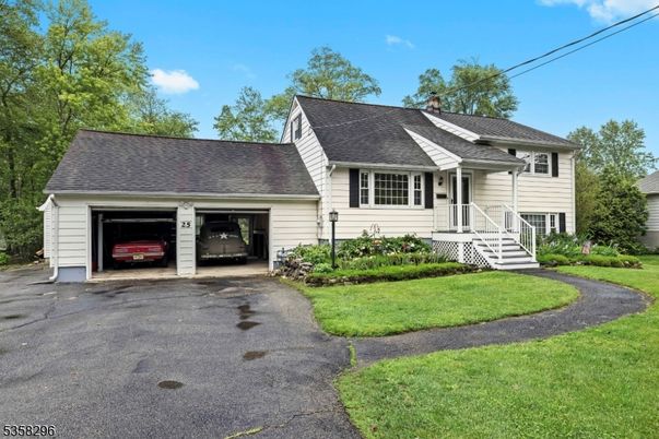 Attached, Exterior, Facade, Cape Cod