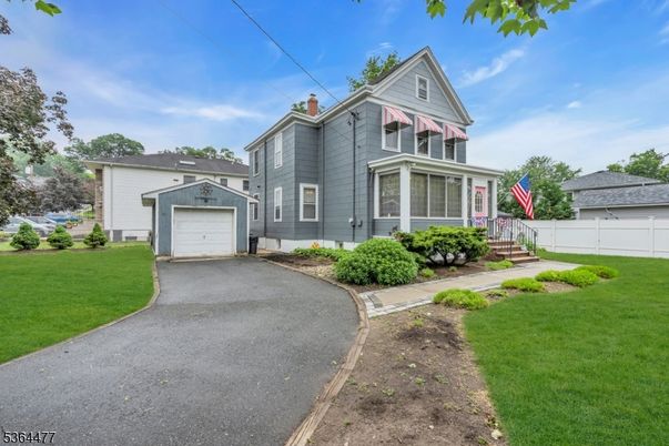 Attached, Exterior, Facade, Queen Anne Victorian