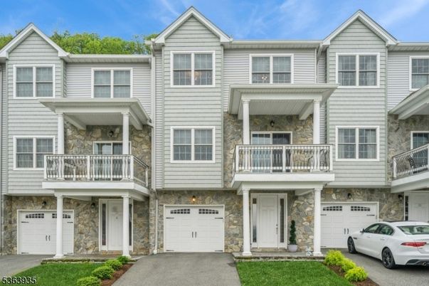Attached, Exterior, Facade, Rowhouse