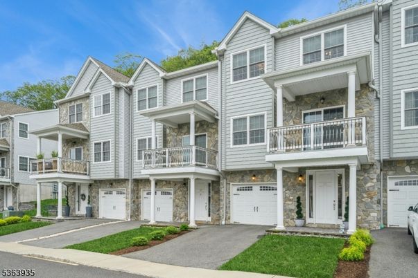 Attached, Exterior, Facade, Rowhouse