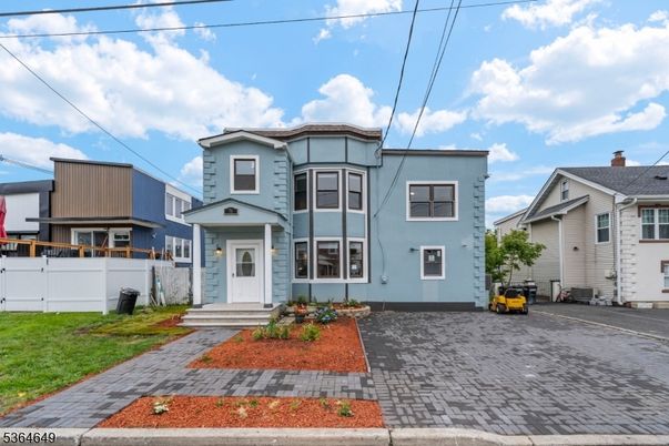 Exterior, Facade, Rowhouse