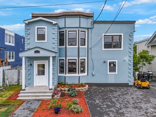 Exterior, Facade, Rowhouse