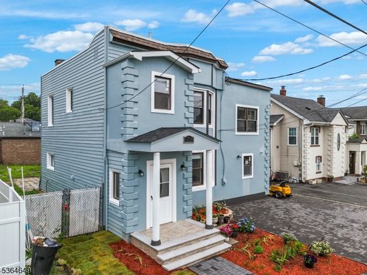 Exterior, Facade, Rowhouse