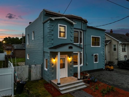 Exterior, Facade, Rowhouse