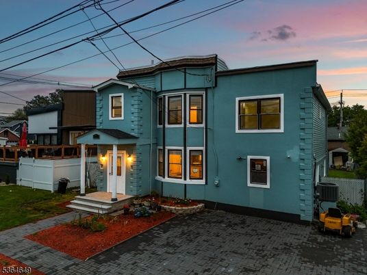Exterior, Facade, Rowhouse