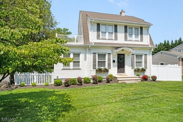 Backyard, Exterior, Facade, American Foursquare