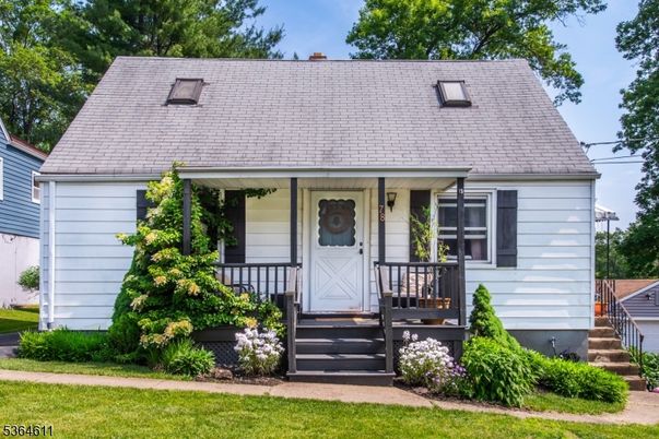 Exterior, Facade, Cape Cod