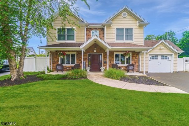 Attached, Exterior, Facade, American Craftsman