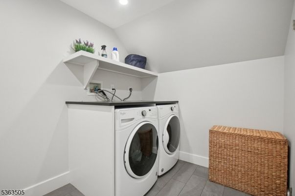 Interior, Recessed Lighting, Washer, Wood Texture Flooring