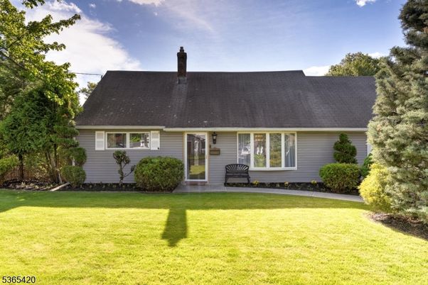Exterior, Facade, Cape Cod