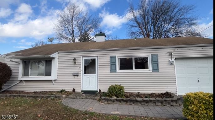 Attached, Exterior, Facade, Cape Cod
