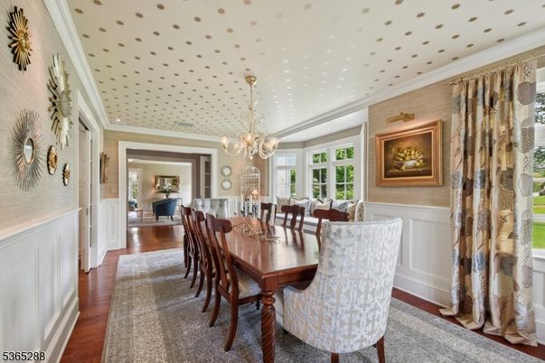 Chandelier, Dining room, Interior, Recessed Lighting, Wood Texture Flooring