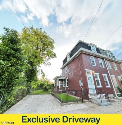 Exterior, Facade, Brick Facade, American Foursquare