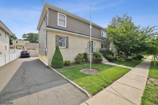 Exterior, Facade, Brick Facade, American Foursquare