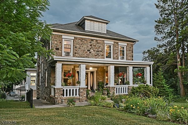 Exterior, Facade, American Foursquare