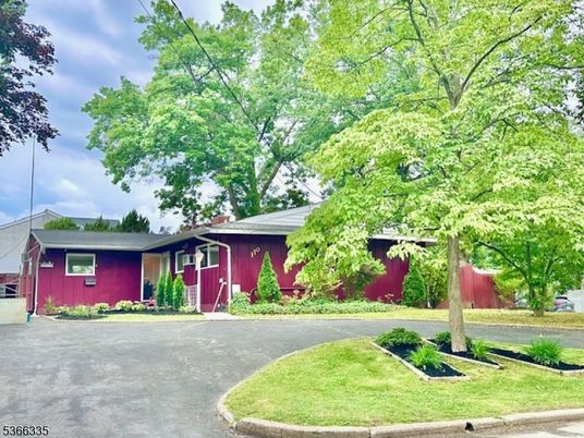Exterior, Facade, Ranch