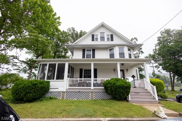 Exterior, Facade, Queen Anne Victorian