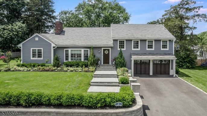 Attached, Exterior, Facade, Cape Cod