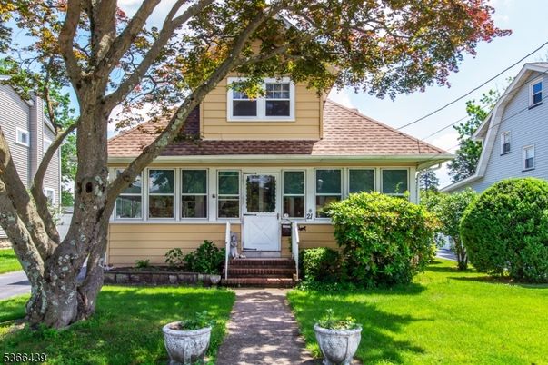 Exterior, Facade, Cape Cod