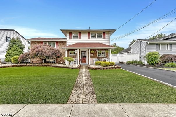 Exterior, Facade, American Foursquare