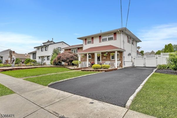 Backyard, Exterior, Facade, American Foursquare