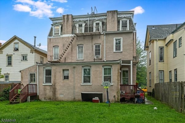 Exterior, Facade, Rowhouse