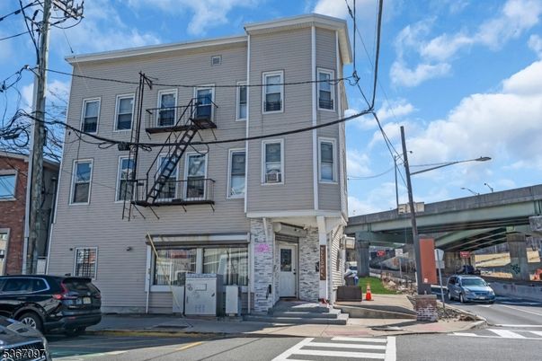 Exterior, Facade, Rowhouse