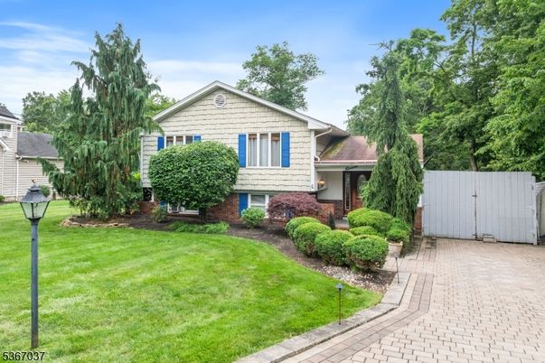 Backyard, Exterior, Facade, Brick Facade, Split Level