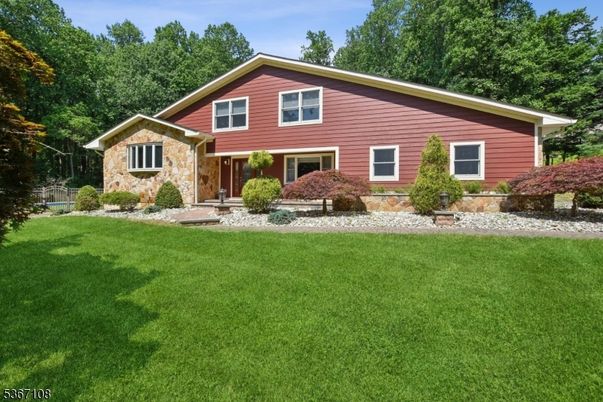 Backyard, Exterior, Facade, Split Level