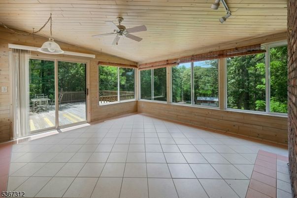 Empty room, Interior, Sun Room, Wooden Ceilings