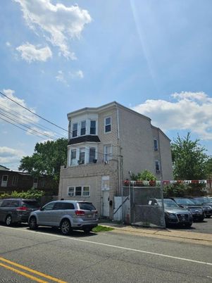 Exterior, Facade, Brick Facade, Rowhouse