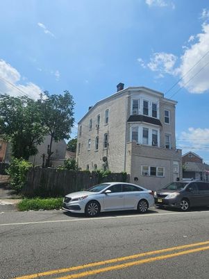 Exterior, Facade, Rowhouse