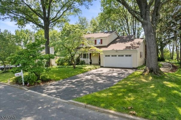 Attached, Exterior, Facade, Cape Cod
