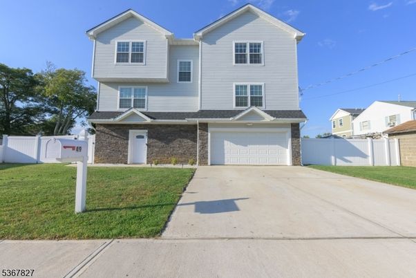 Attached, Exterior, Facade, Rowhouse