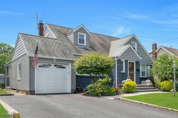 Attached, Exterior, Facade, Cape Cod