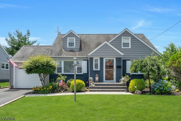 Attached, Exterior, Facade, Cape Cod