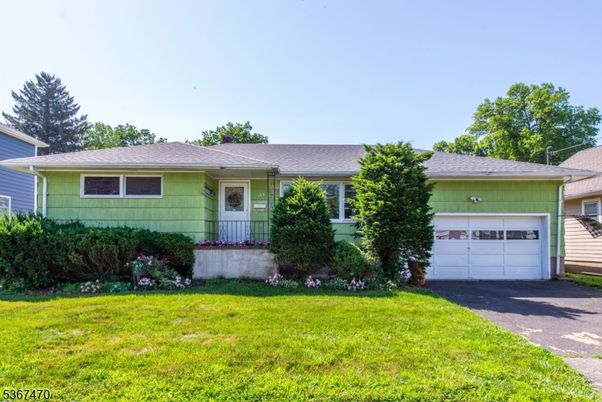 Attached, Exterior, Facade, Ranch