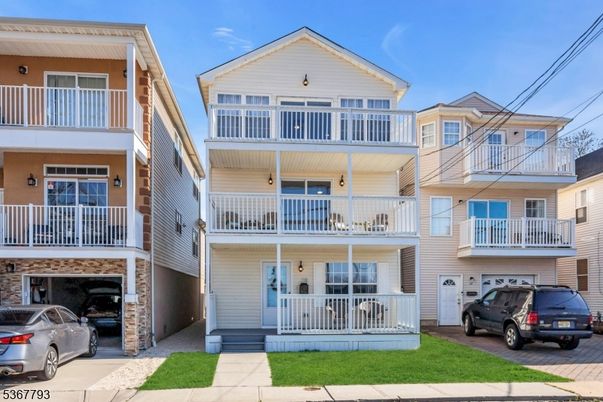 Attached, Exterior, Facade, Rowhouse